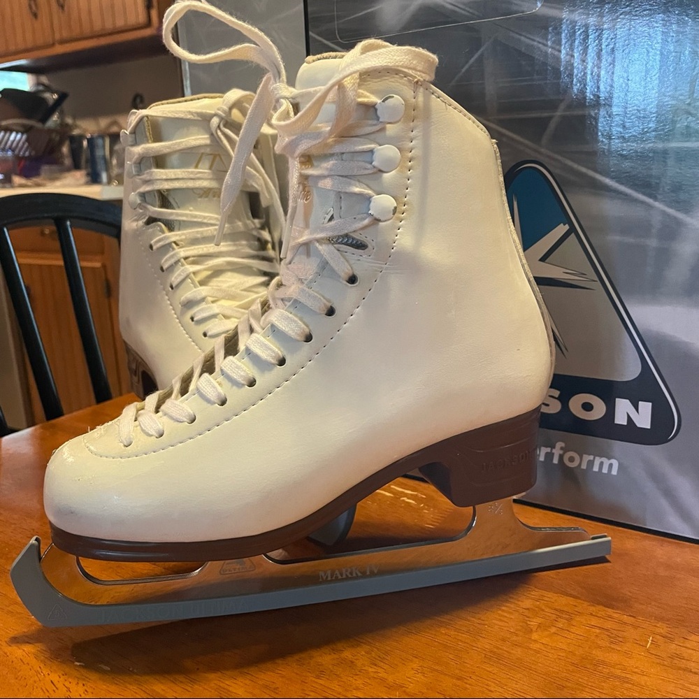 Jackson Ultima Youth Figure Skates, Size 2 1/2, gently used - good condition!